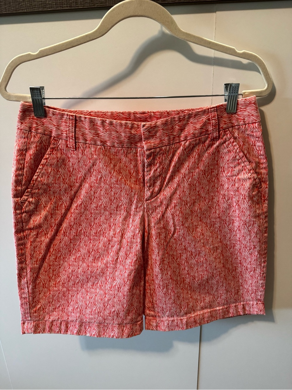 Caslon Coral Orange Geo Print Bermuda Chino Shorts Size 6 Flat Front 8” Inseam